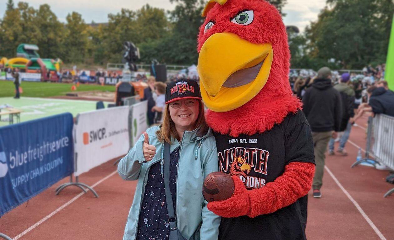 Franziska mit einem Adler Maskottchen