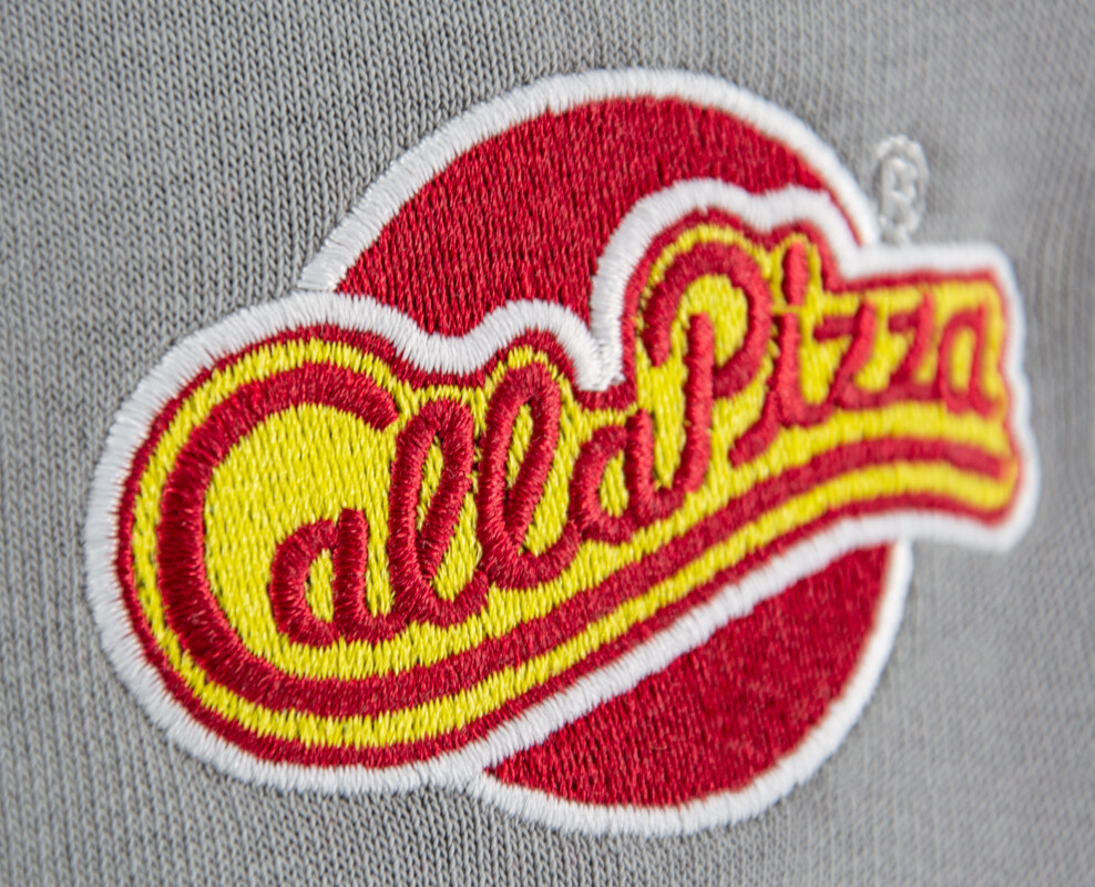 Gesticktes Call-a-Pizza Logo auf einem Textil