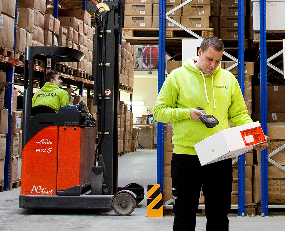 Logistik-Mitarbeiter im Lager