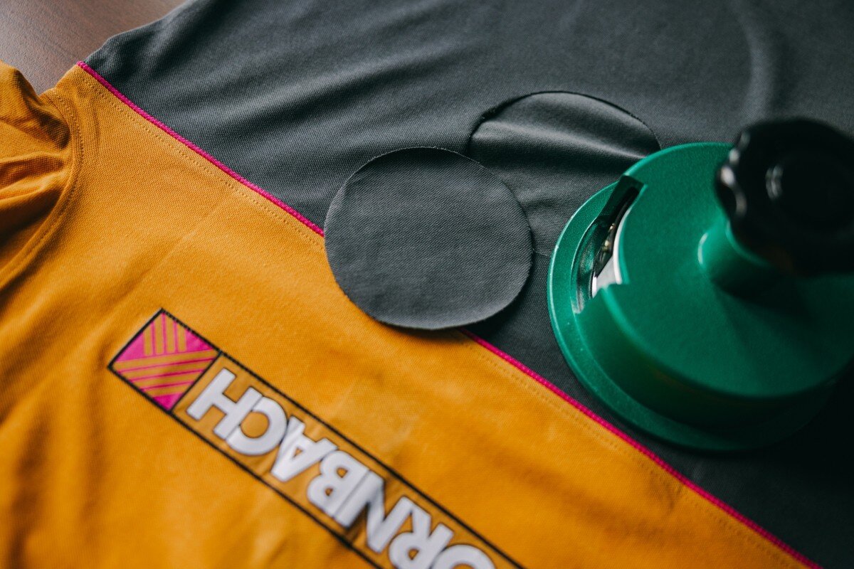 Nahaufnahme von Corporate Fashion der Marke Hornbach