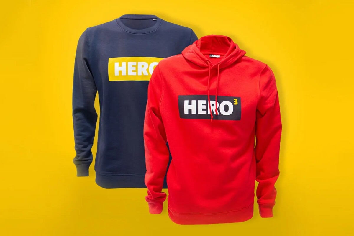 Ein Pullover und ein Hoodie mit bedrucktem Logo