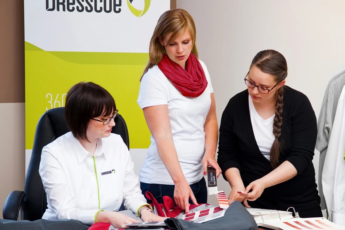 Kollektionsberatung Drei Personen an einem Schreibtisch