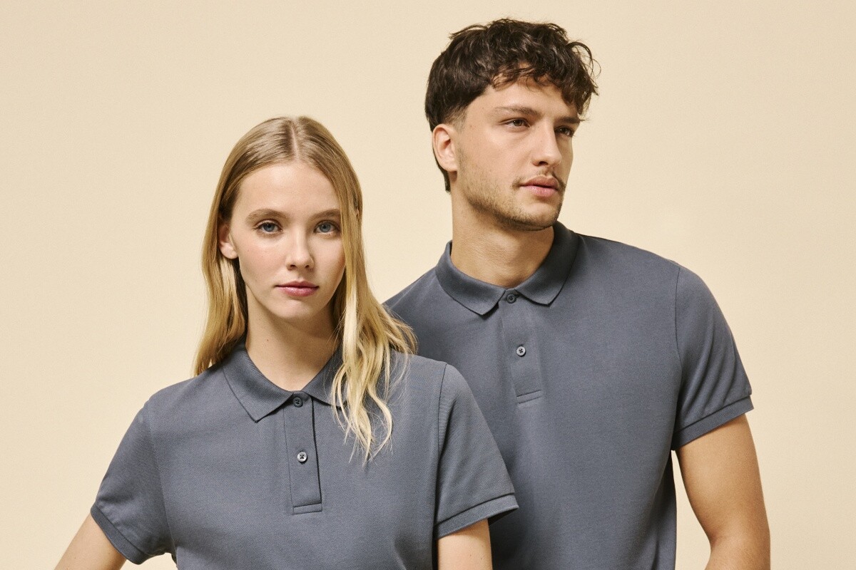 Fair Fashion für nachhaltige Arbeitskleidung Zwei Personen in grauen Poloshirts der Marke Stanley/Stella