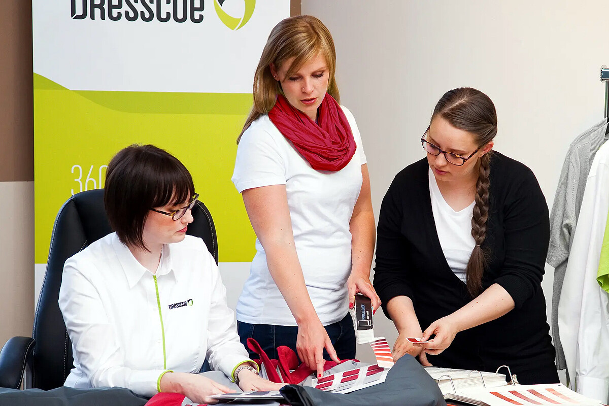Drei Mitarbeiterinnen von DRESSCUE bei der Konzeption von Textilien