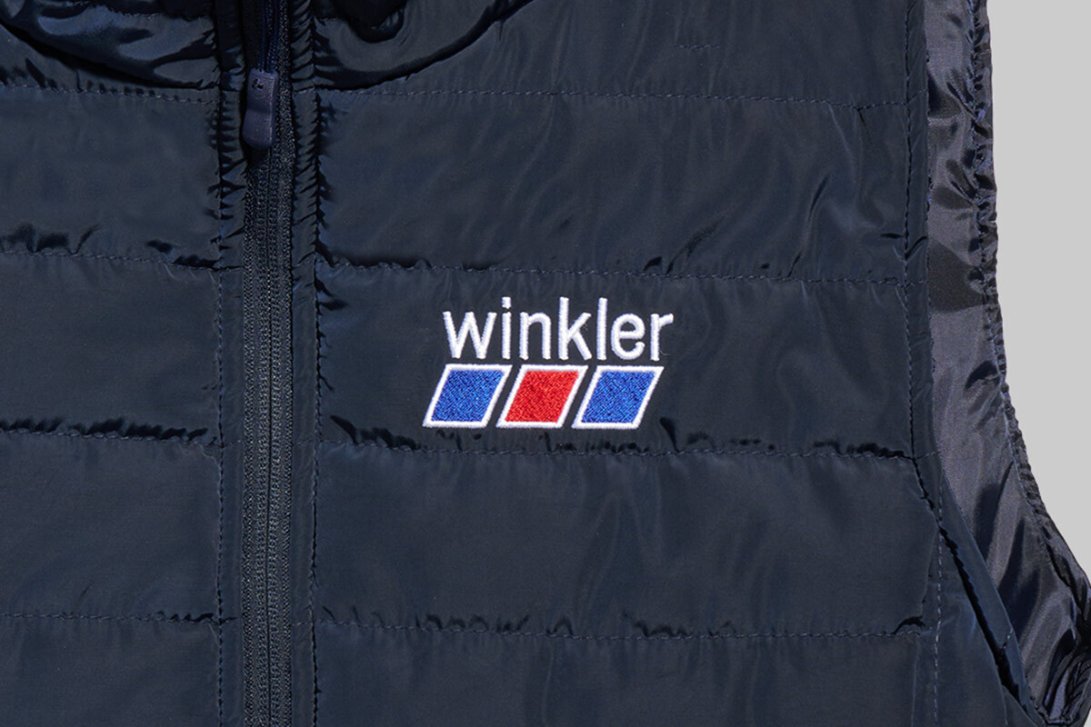 Stickerei: Hochwertige Veredelung mit Charakter Eine Logo-Stickerei auf einer blauen Weste
