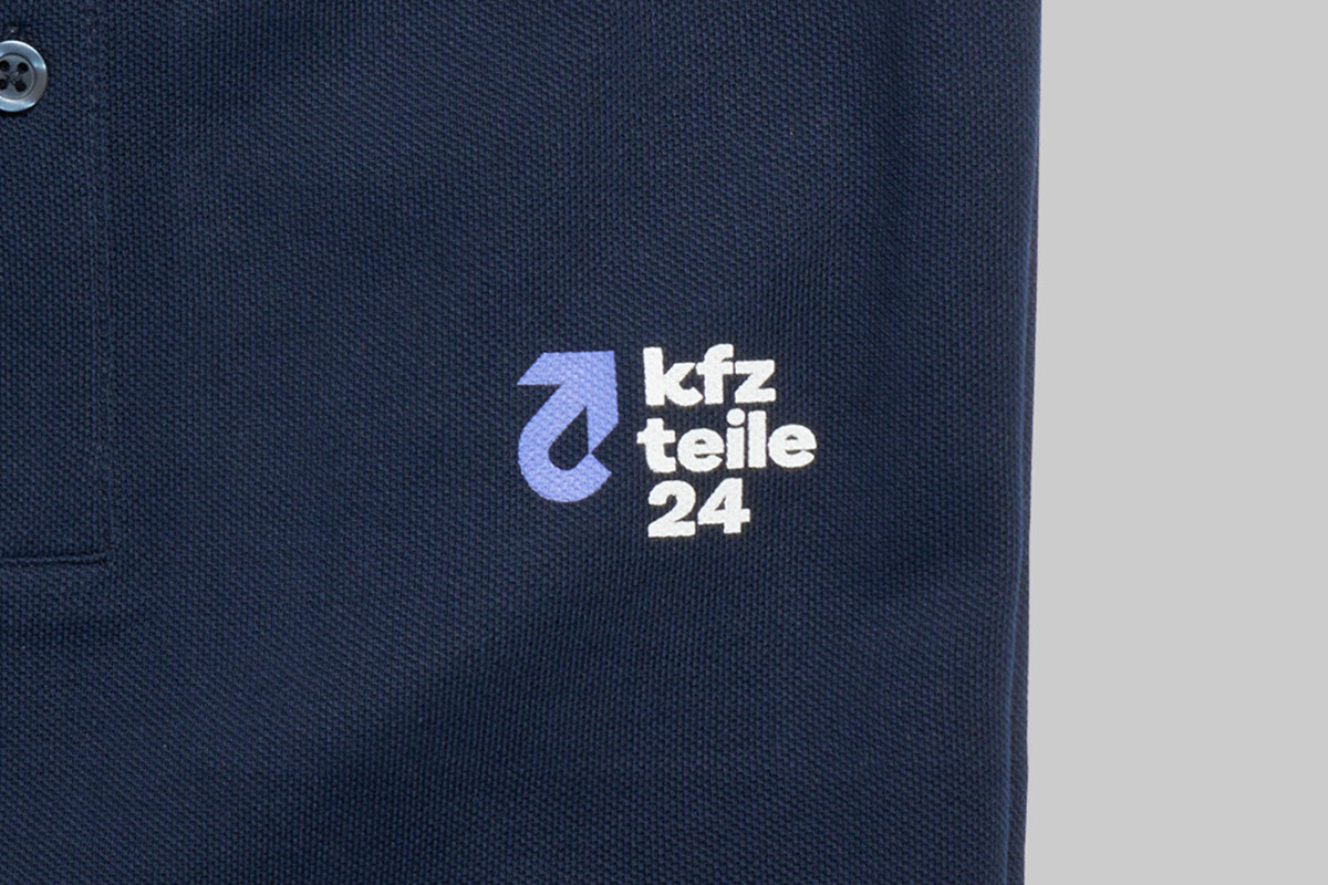 Textildruck: Maximale Kreativität für Ihr Motiv Ein Logo-Druck auf einem dunkelblauen T-Shirt