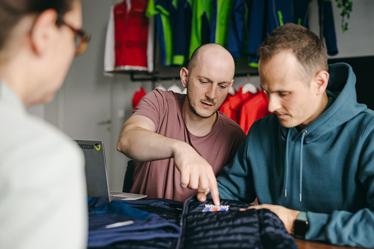 Beratung und Konzeption als Grundlage Beratungsgespräch bei der Entwicklung einer Kollektion