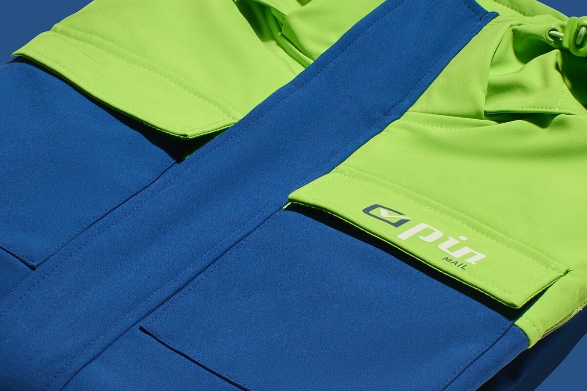 Material, Stofffärbung und grafische Muster Eine Arbeitsjacke in blauer und grüner Farbe
