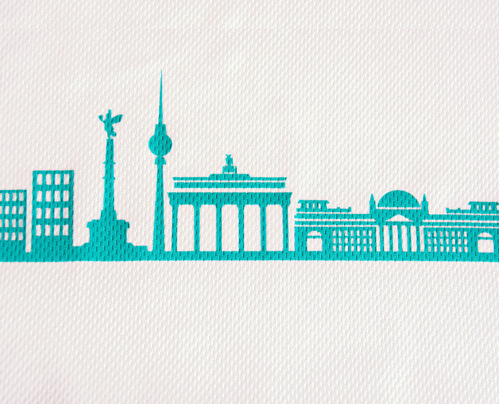 Blauer Sublimationsdruck von einer Skyline auf weißem Textil