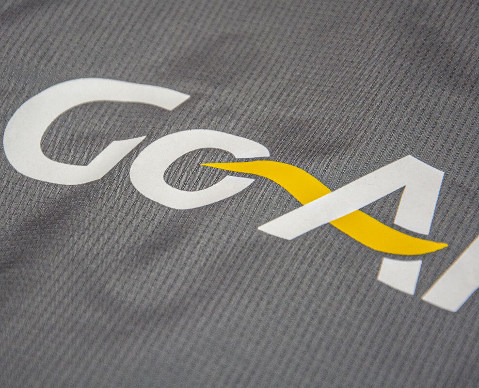 Gedrucktes Logo von Go Ahead auf grauem Textil